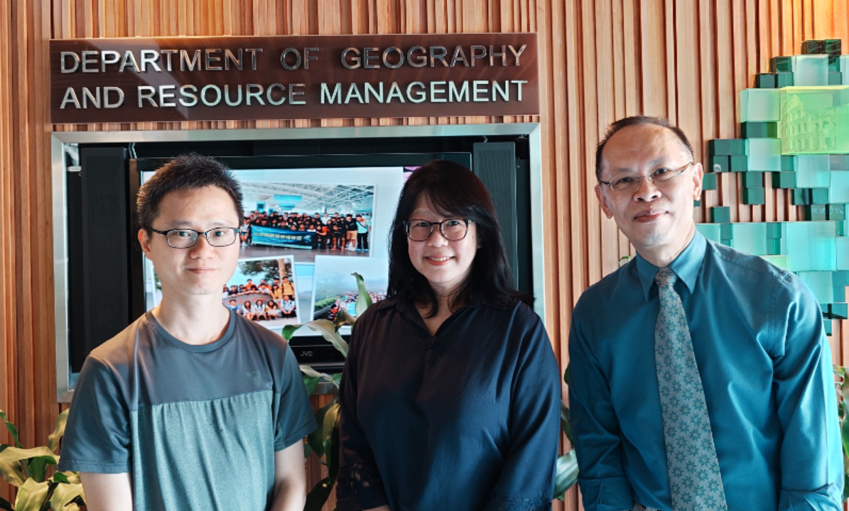 在香港中文大學(xué)實(shí)驗(yàn)室和Thomas討論項(xiàng)目